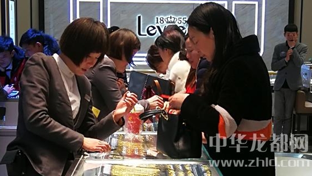 臨近春節(jié)，周口消費(fèi)市場(chǎng)紅似火
