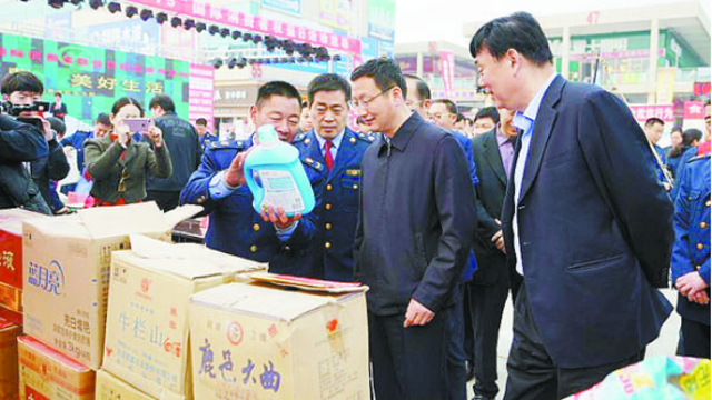項城市消協(xié)、市工商局舉行國際消費(fèi)者權(quán)益日宣傳活動