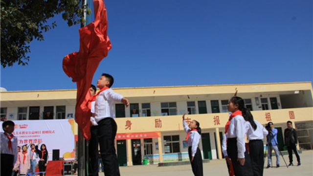周口留守兒童的國(guó)慶節(jié)：敬隊(duì)禮、升國(guó)旗