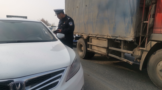 周口限行第一天，交警蜀黍上路勸返近百輛車(chē)