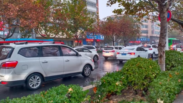雨中道路擁堵，市民可繞行！
