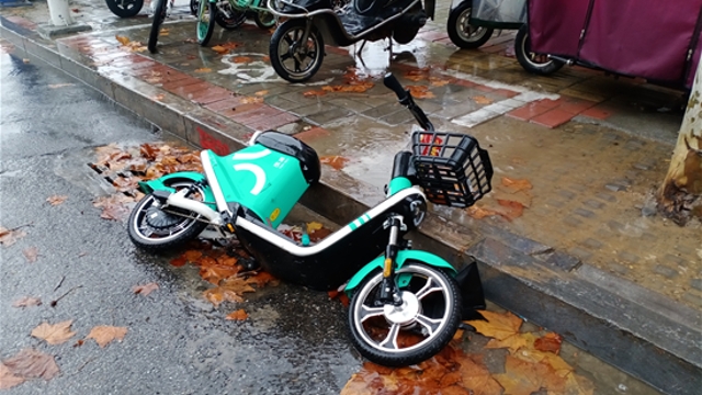 請(qǐng)把車子放好吧！