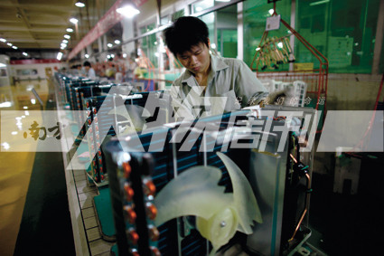 2010年5月10日，珠海格力電器工廠里，工人正在流水線上生產(chǎn)家用空調(diào)（方迎忠）