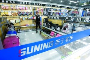 2011年5月27日，蘇寧電器四季青店的“辦公休閑用品超市”內(nèi)，工作人員正在整理貨架。本報記者 李冬 攝
