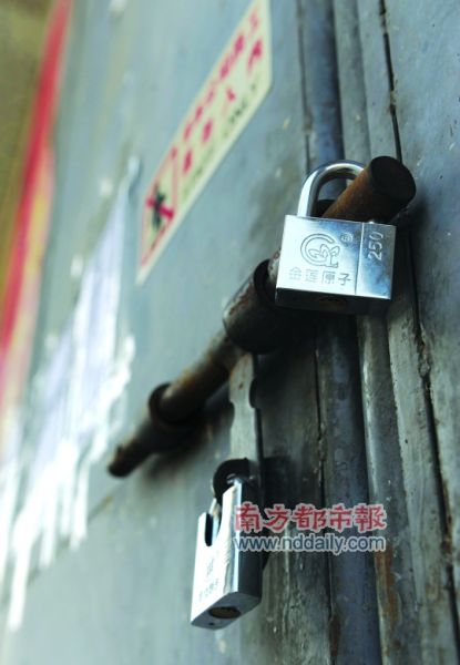 生產(chǎn)LED燈具的南海丹灶帥亮五金制品廠大門緊鎖，老板走佬。南都記者 陳志剛 攝