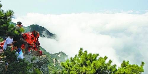  廬山云霧變幻莫測，常常轉瞬間便換了模樣。